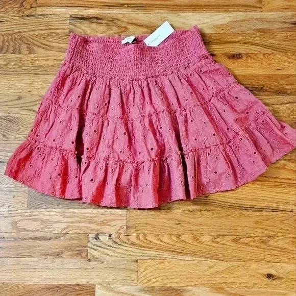 American Eagle Solid Eyelet Tiered Mini Skirt Size Medium NWT - Picture 1 of 6